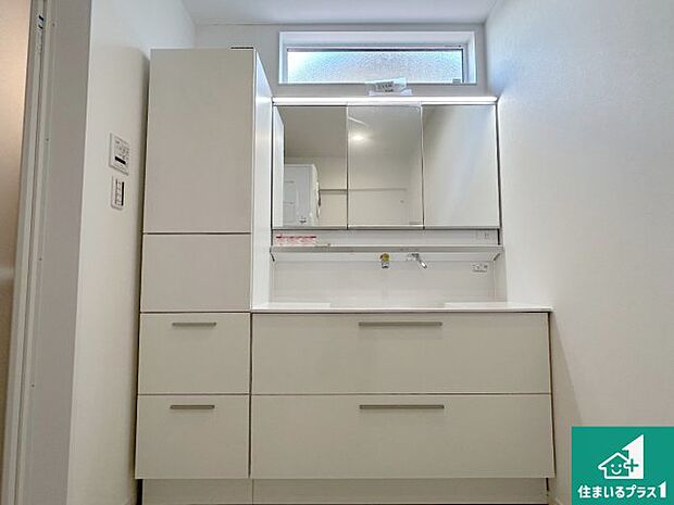 【独立洗面台】清潔感のある洗面台です。フラットな鏡は掃除がしやすく毎日清潔！鏡裏には収納があるのでスッキリとした洗面台が保てます。