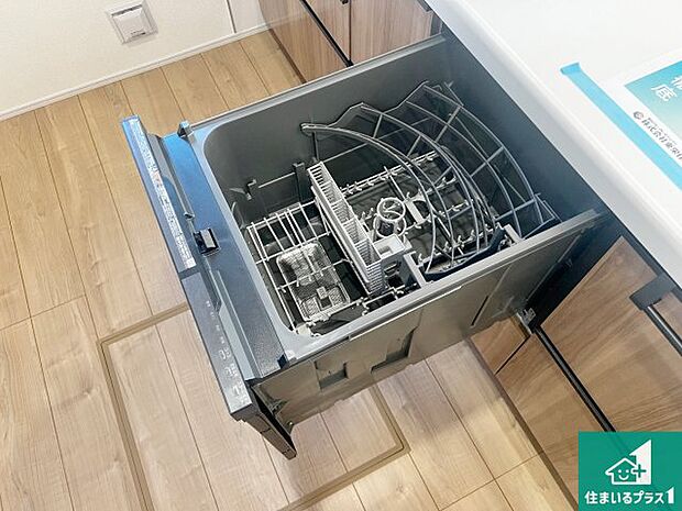 【食洗機】食事後の一仕事、食器洗いをボタン一つでお任せできちゃいます!場所を取らないビルトイン式なので、お料理スペースもしっかり確保!