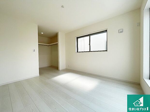 【居間・リビング】シンプルなリビングは、観葉植物等のインテリアを楽しめますね!パパ好みにも、ママ好みにも家具次第で雰囲気を変えることができます!