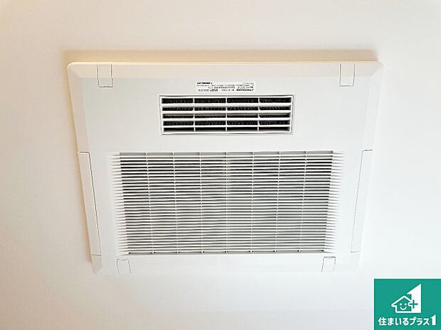 【浴室暖房乾燥機】四季を通して快適なバスライフをお手伝いする浴室暖房乾燥機!浴室の乾燥・暖房・涼風・換気はもちろん、24時間換気にも対応!