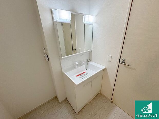 【独立洗面台】清潔感のある洗面台です。フラットな鏡は掃除がしやすく毎日清潔!鏡裏には収納があるのでスッキリとした洗面台が保てます。