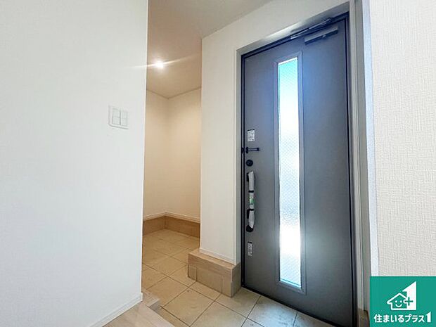 【玄関】シューズボックスにはたくさんの靴が収納できるので玄関周りはいつもスッキリ!ご家族が増えても安心!