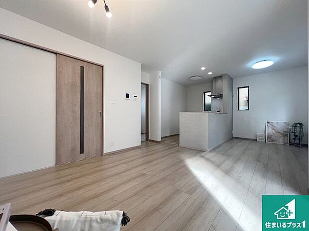 【居間・リビング】日当たり良好の明るいリビングで朝の目覚めもスッキリできそう!対面キッチンでご家族のコミュニケーションも自然と増える設計!小さなお子様が遊ぶスペースを作っても広々とくつろげるLDK!