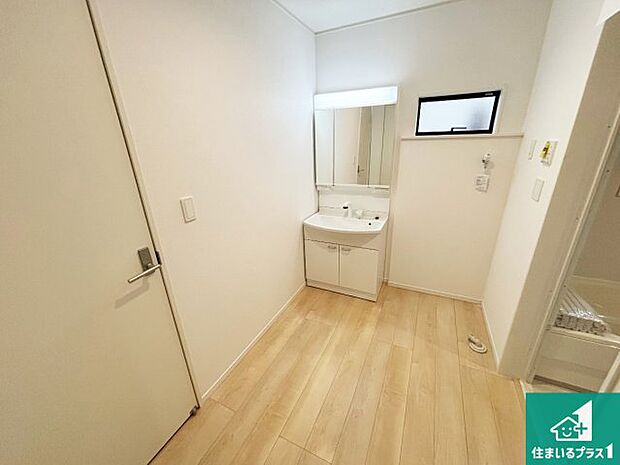 【独立洗面台】清潔感のある洗面台です。フラットな鏡は掃除がしやすく毎日清潔!鏡裏には収納があるのでスッキリとした洗面台が保てます。