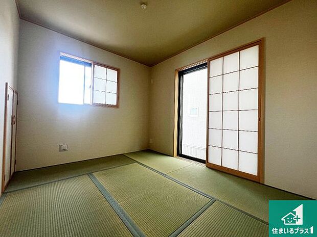 【和室】一室あると便利な和室は客間としてだけでなく、小さなお子様のプレイルームや食後のくつろぎスペースとしてもご利用いただけます。収納もついていますので大活躍間違いなし!