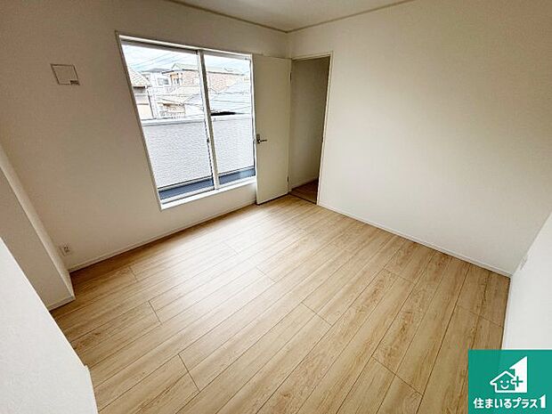 【洋室】寝室は心地よい眠りについてもらいたくて、シンプルでかつ開放的な空間に！大きな窓から差し込む朝日が、すっきりとした目覚めをサポートします。