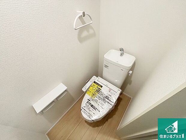 【トイレ】1・2階の2ヶ所にあるので、朝の忙しい時間の順番待ちもなく、深夜の利用にも大変便利です。