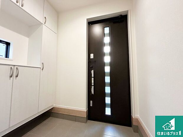 【玄関】シューズボックスにはたくさんの靴が収納できるので玄関周りはいつもスッキリ!ご家族が増えても安心!