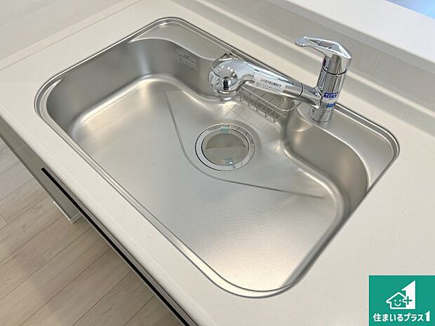 【キッチンシンク】蛇口の先端に浄水器を内蔵しています!原水と浄水、お湯と冷水、シャワーの切替えがワンタッチなので用途によって使い分けられます。