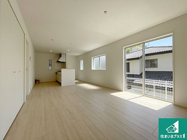 【独立洗面台】清潔感のある洗面台です。フラットな鏡は掃除がしやすく毎日清潔！ホースは引き出して使えるので洗顔やお掃除の際に便利です！