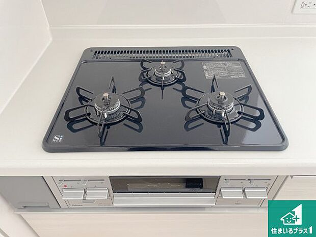 【コンロ】ダブル高火力Ｓｉセンサー付きコンロ！３口あるので、まとめて料理をする時も大活躍！