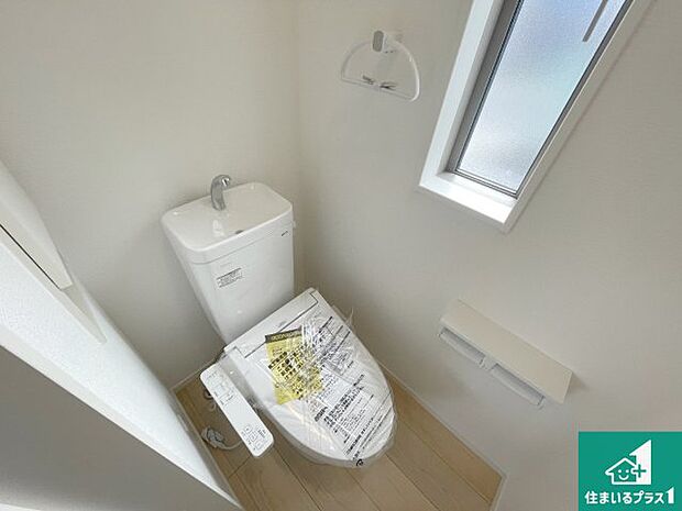 【トイレ】1・2階の2ヶ所にあるので、朝の忙しい時間の順番待ちもなく、深夜の利用にも大変便利です。