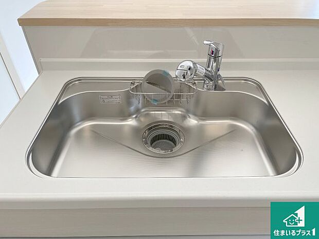 【キッチンシンク】蛇口の先端に浄水器を内蔵しています！原水と浄水、お湯と冷水、シャワーの切替えがワンタッチなので用途によって使い分けられます。