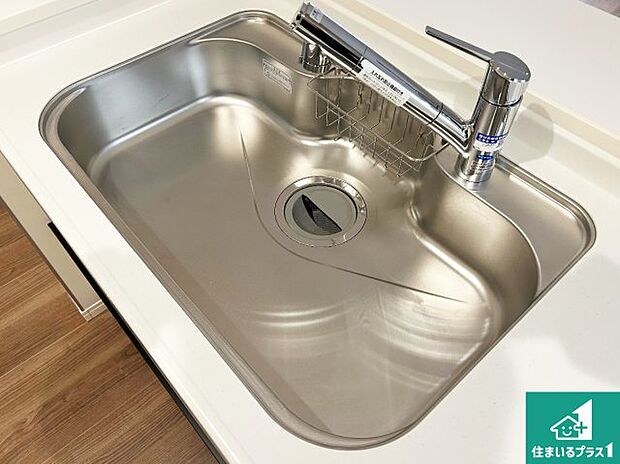 【キッチンシンク】蛇口の先端に浄水器を内蔵しています！原水と浄水、お湯と冷水、シャワーの切替えがワンタッチなので用途によって使い分けられます。