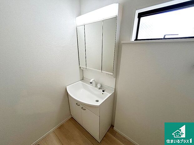 【独立洗面台】清潔感のある洗面台です。フラットな鏡は掃除がしやすく毎日清潔！鏡裏には収納があるのでスッキリとした洗面台が保てます。