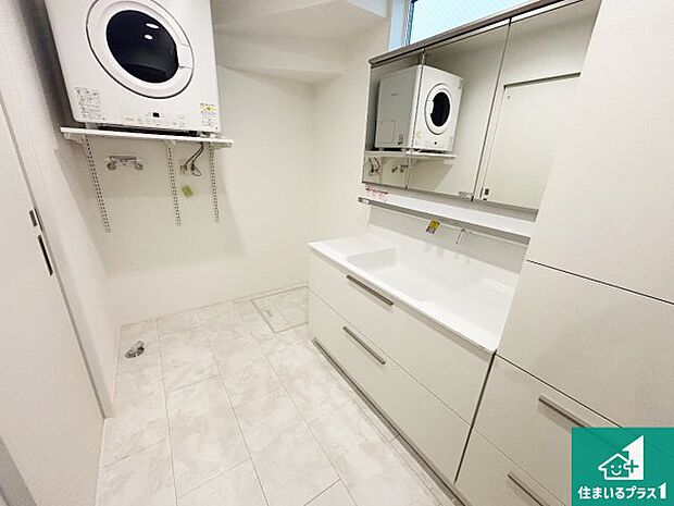 【独立洗面台】清潔感のある洗面台です。フラットな鏡は掃除がしやすく毎日清潔！鏡裏には収納があるのでスッキリとした洗面台が保てます。