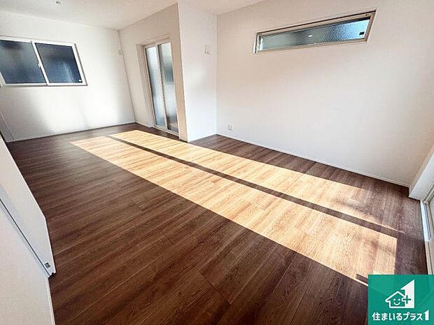 【居間・リビング】日当たり良好の明るいリビングで朝の目覚めもスッキリできそう！対面キッチンでご家族のコミュニケーションも自然と増える設計！小さなお子様が遊ぶスペースを作っても広々とくつろげるLDK！