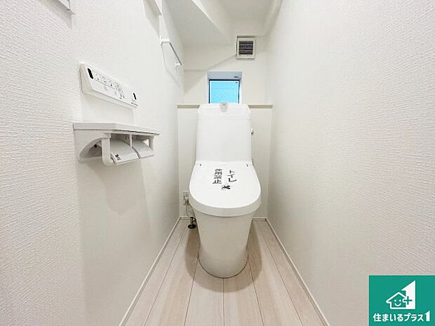 【トイレ】1・2階の2ヶ所にあるので、朝の忙しい時間の順番待ちもなく、深夜の利用にも大変便利です。