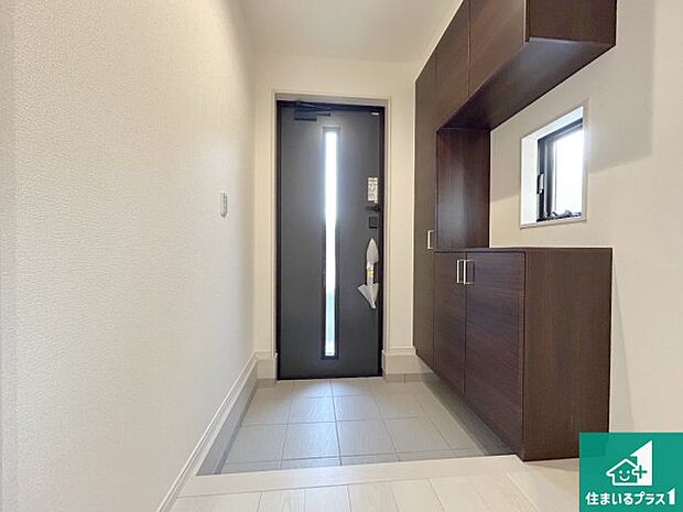 【玄関】シューズボックスにはたくさんの靴が収納できるので玄関周りはいつもスッキリ!ご家族が増えても安心!