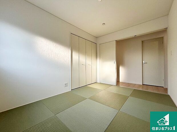 【和室】一室あると便利な和室は客間としてだけでなく、小さなお子様のプレイルームや食後のくつろぎスペースとしてもご利用いただけます。収納もついていますので大活躍間違いなし!