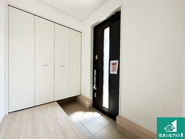 【玄関】シューズクローゼットにはたくさんの靴が収納できるので玄関周りはいつもスッキリ!コの字型のスペースにはオシャレな小物を置くと玄関が華やかに♪