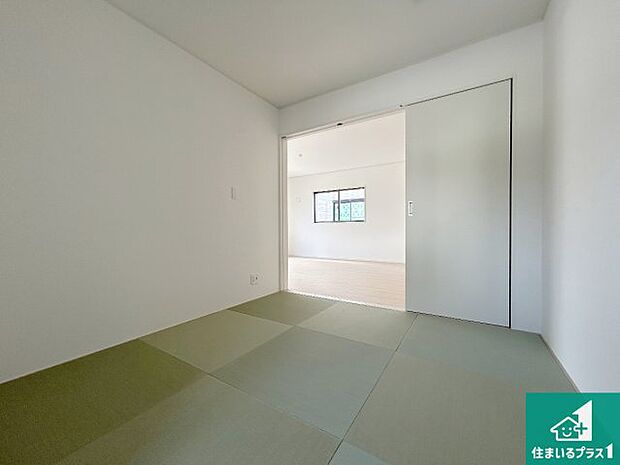 【和室】一室あると便利な和室は客間としてだけでなく、小さなお子様のプレイルームやみんなでお昼寝もいいですね。