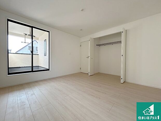 【洋室】寝室は心地よい眠りについてもらいたくて、シンプルでかつ開放的な空間に!大きな窓から差し込む朝日が、すっきりとした目覚めをサポートします。