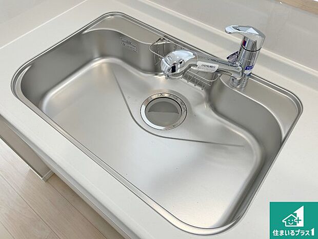 【キッチンシンク】蛇口の先端に浄水器を内蔵しています!原水と浄水、お湯と冷水、シャワーの切替えがワンタッチなので用途によって使い分けられます。