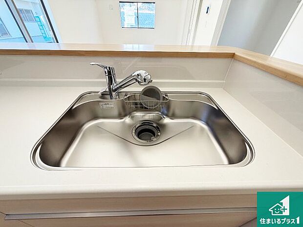 【キッチンシンク】蛇口の先端に浄水器を内蔵しています!原水と浄水、お湯と冷水、シャワーの切替えがワンタッチなので用途によって使い分けられます。