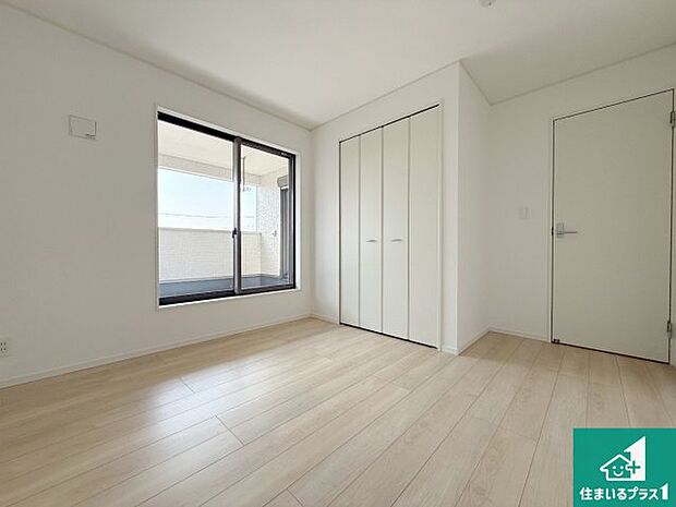 【洋室】シンプルな洋室は、自分好みのインテリアが楽しめます♪ご家族とインテリアや家具を選びに行くのは新築購入時の醍醐味の一つです。ぜひお楽しみください♪