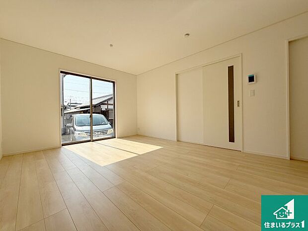 【居間・リビング】日当たり良好の明るいリビングで朝の目覚めもスッキリできそう!対面キッチンでご家族のコミュニケーションも自然と増える設計!小さなお子様が遊ぶスペースを作っても広々とくつろげるLDK!