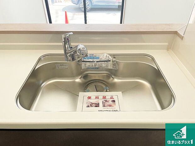 【キッチンシンク】蛇口の先端に浄水器を内蔵しています!原水と浄水、お湯と冷水、シャワーの切替えがワンタッチなので用途によって使い分けられます。