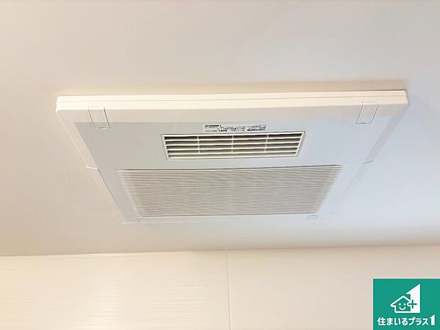 【浴室暖房乾燥機】四季を通して快適なバスライフをお手伝いする浴室暖房乾燥機！浴室の乾燥・暖房・涼風・換気はもちろん、２４時間換気にも対応！ 