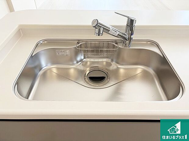 【キッチンシンク】蛇口の先端に浄水器を内蔵しています！原水と浄水、お湯と冷水、シャワーの切替えがワンタッチなので用途によって使い分けられます。