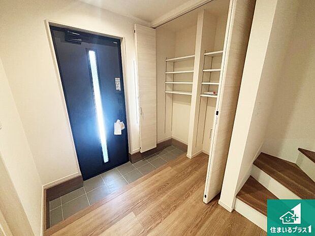 【玄関】シューズクローゼットにはたくさんの靴が収納できるので玄関周りはいつもスッキリ!コの字型のスペースにはオシャレな小物を置くと玄関が華やかに♪