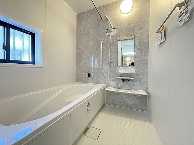 【浴室】優しい色合いのバスルーム。ゆったりとリラックスできそうですね。 