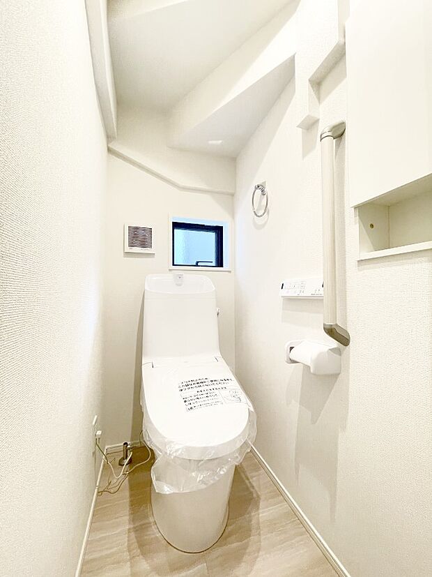 【トイレ】明るく清潔感のあるトイレです。 壁面を利用した収納で、お掃除道具もスッキリ片付きます。 