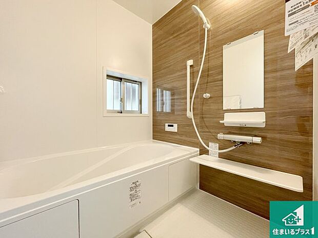 ゆったりと足を伸ばせる浴室は一日の疲れを癒してくれる大切な空間です。小窓も付いており換気も行えます。