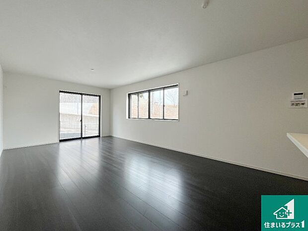 シンプルなリビングは、観葉植物等のインテリアを楽しめますね！パパ好みにも、ママ好みにも家具次第で雰囲気を変えることができます！