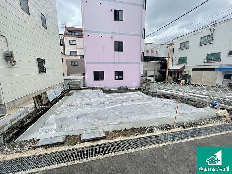 周辺は落ち着いた街並みの住宅地！子育てがしやすい住環境です！まだ未完成ですが、現地でしかわからない事もございます。是非一度ご覧ください。