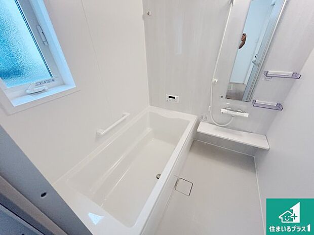 足をゆったり伸ばして寛げる浴槽です。窓が設けられていますので差し込む光が明るく穏やかな雰囲気にしてくれます♪浴室乾燥機も設置しているので、雨の日の洗濯物も安心です♪