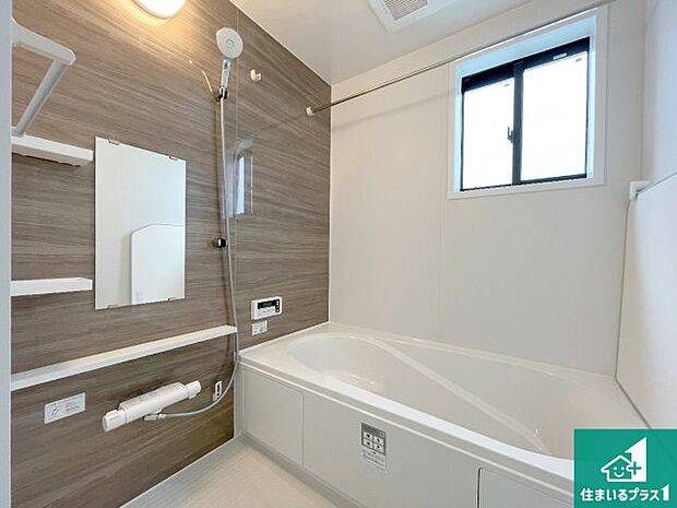 足をゆったり伸ばして寛げる浴槽です。窓が設けられていますので差し込む光が明るく穏やかな雰囲気にしてくれます♪浴室乾燥機も設置しているので、雨の日の洗濯物も安心です♪