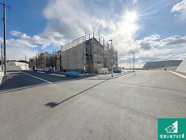 周辺は落ち着いた街並みの住宅地!子育てがしやすい住環境です!まだ未完成ですが、現地でしかわからない事もございます。是非一度ご覧ください。