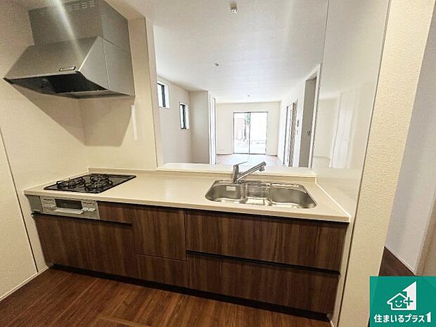 リビングと統一感があり、使い勝手のいいキッチン。広々としているので、二人並んで作業が出来ちゃいます。お子様と一緒に色々なお料理に挑戦できるスペースがあります。