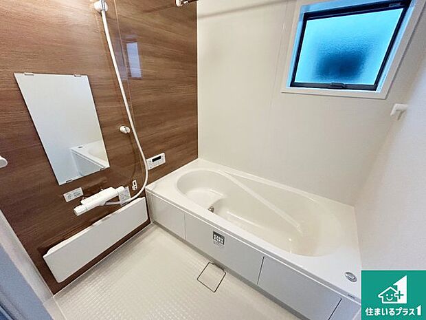 足をゆったり伸ばして寛げる浴槽です。窓が設けられていますので差し込む光が明るく穏やかな雰囲気にしてくれます♪浴室乾燥機も設置しているので、雨の日の洗濯物も安心です♪