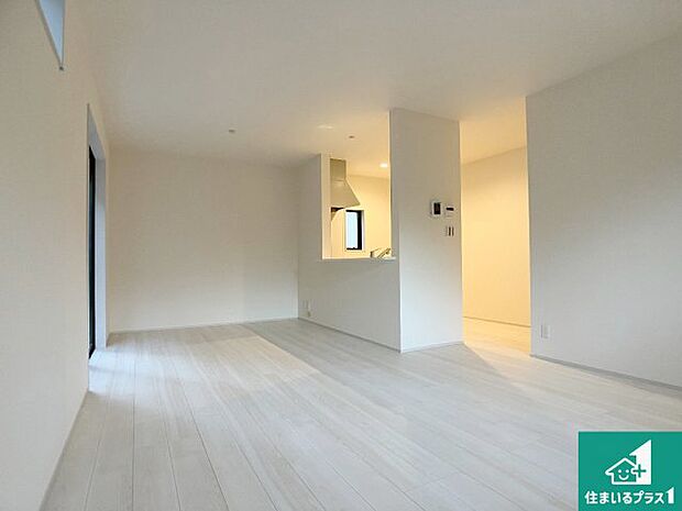 シンプルなリビングは、観葉植物等のインテリアを楽しめますね!パパ好みにも、ママ好みにも家具次第で雰囲気を変えることができます!