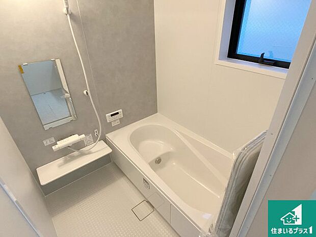 足をゆったり伸ばして寛げる浴槽です。窓が設けられていますので差し込む光が明るく穏やかな雰囲気にしてくれます♪浴室乾燥機も設置しているので、雨の日の洗濯物も安心です♪