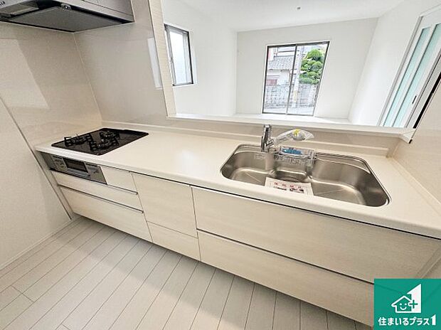 リビングと統一感があり、使い勝手のいいキッチン。広々としているので、二人並んで作業が出来ちゃいます。お子様と一緒に色々なお料理に挑戦できるスペースがあります。