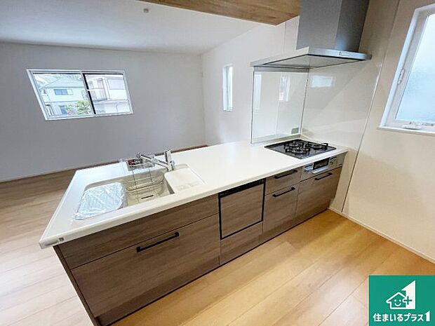 リビングと統一感があり、使い勝手のいいキッチン。広々としているので、二人並んで作業が出来ちゃいます。お子様と一緒に色々なお料理に挑戦できるスペースがあります。