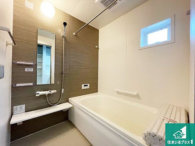 足をゆったり伸ばして寛げる浴槽です。窓が設けられていますので差し込む光が明るく穏やかな雰囲気にしてくれます♪浴室乾燥機も設置しているので、雨の日の洗濯物も安心です♪